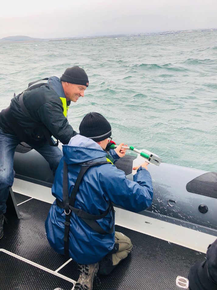 Sænskir vísindamenn við sýnatöku við Klettagarða.