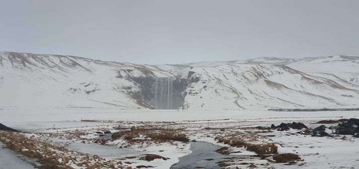 Frá Skógafossi í dag. Rennsli er lítið í fossinum, líkt og sést á myndinni.