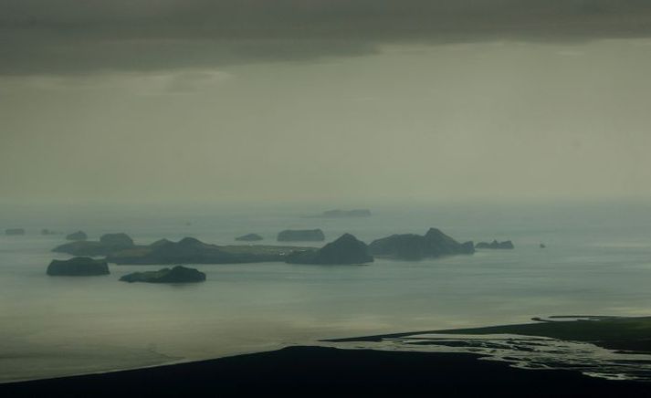 Landeyjahöfn og Markarfljót Sandburður lokar ítrekað höfninni og það leiðir af sér fleiri ferðir til Eyja frá Þorlákshöfn.Fréttablaðið/HAG