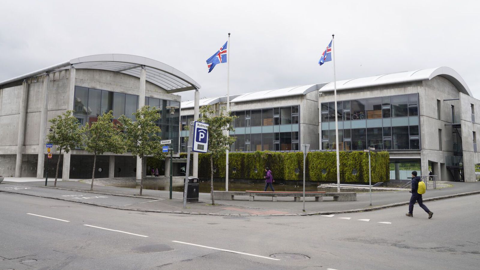 Starfs­fólki hafi verið boðin lægri laun