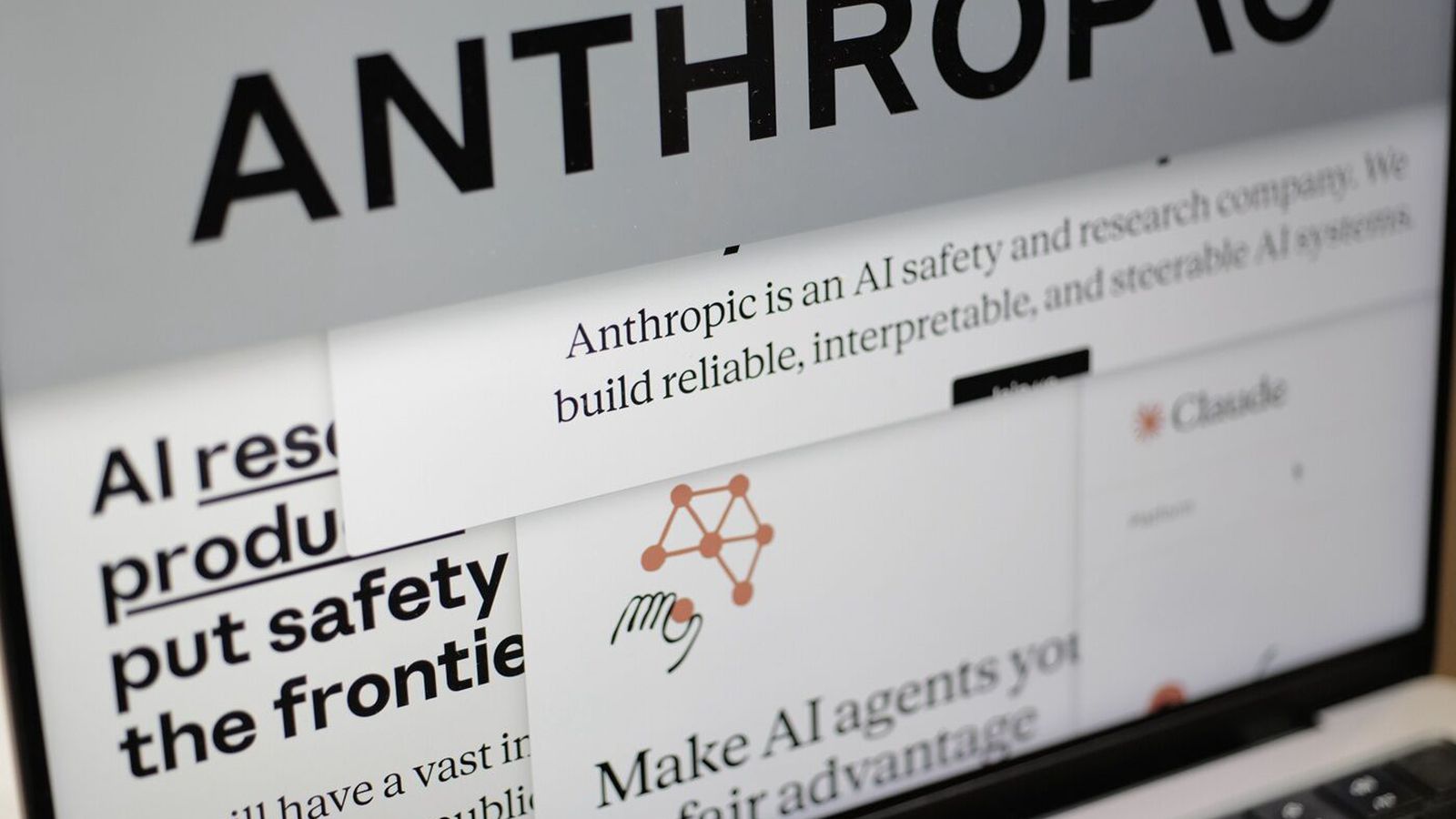Anthropic nær for­skoti í kapp­hlaupinu gegn OpenAI