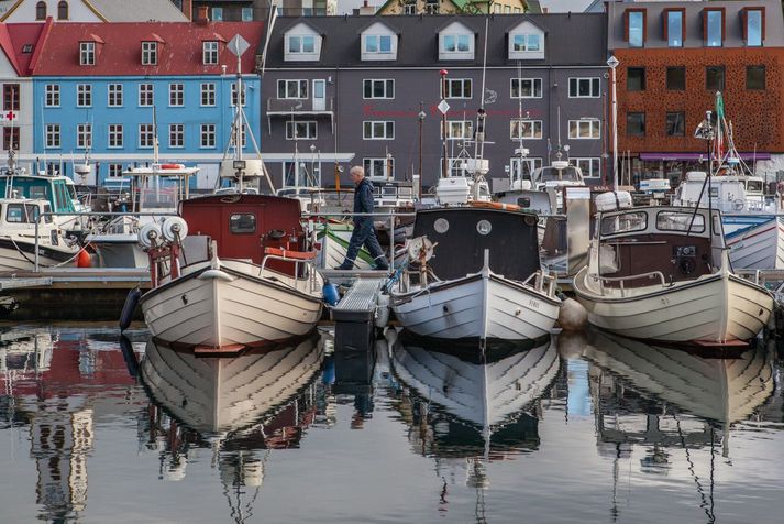 Alls hafa 817 manns greinst með kórónuveiruna í Færeyjum og hefur eitt dauðsfall verið rekið til Covid-19.