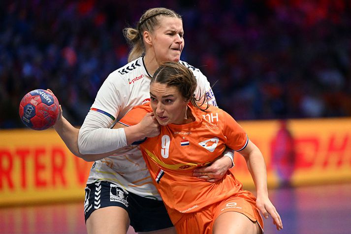 Maren Aardahl lét ekki sitt eftir í varnarleik Noregs á HM þrátt fyrir mikinn verk í hælnum.