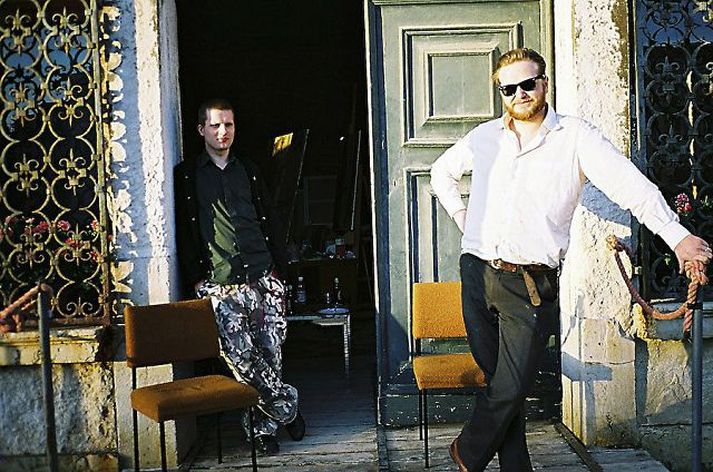 Gjörningur og skúlptúr Páll Haukur mun sitja fyrir á sundskýlunni næstu mánuðina, reykjandi og drekkandi bjór á meðan Ragnar málar af honum olíumálverk.