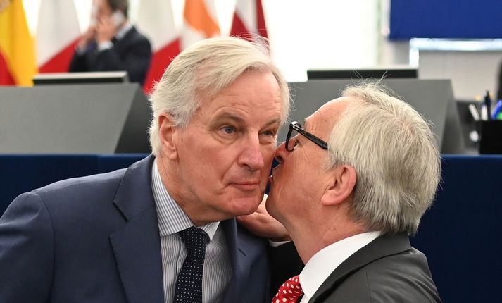 Barnier (t.v.) og Juncker (t.h.) heilsast með virktum í Evrópuþinginu. Þeim hugnast ekki hugmyndir nýja breska forsætisráðherrans.