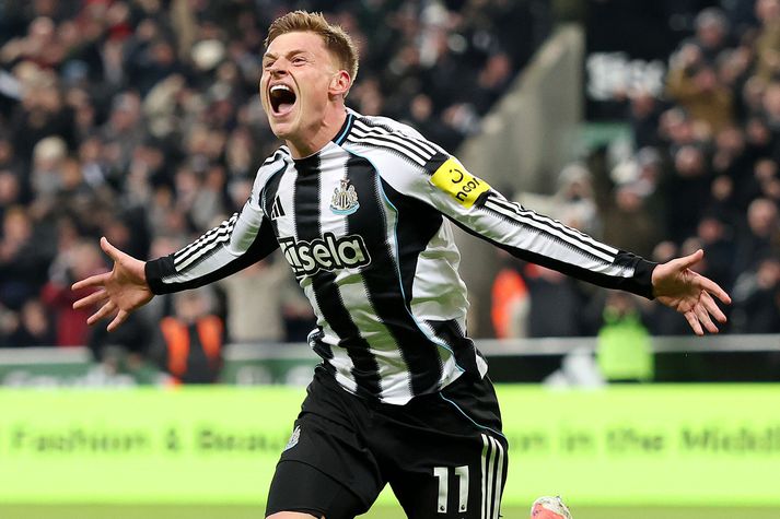 Harvey Barnes fagnar marki sínu fyrir Newcastle í sigrinum á Manchester City á St James' Park í kvöld.