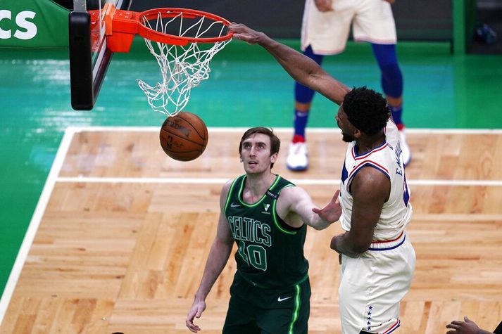 Joel Embiid treður yfir Luke Kornet í sigrinum gegn Boston Celtics í nótt.