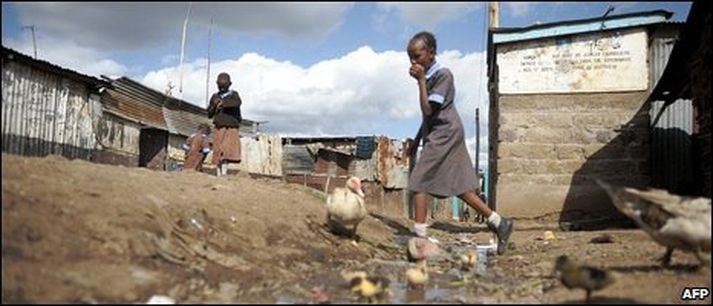 Opin klóaklögn í fátækrahverfi í Kenýa.