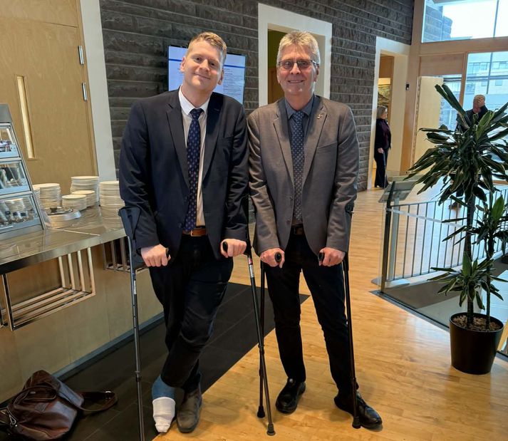 Ingvar og Guðmundur Ingi, á þingi, stilla sér upp brattir þó þeir styðjist við hækjur hvor um sig.