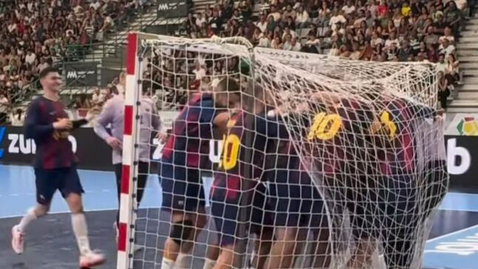 Sjáðu Viktor Gísla fá hópknús eftir að hafa tryggt Barcelona titil