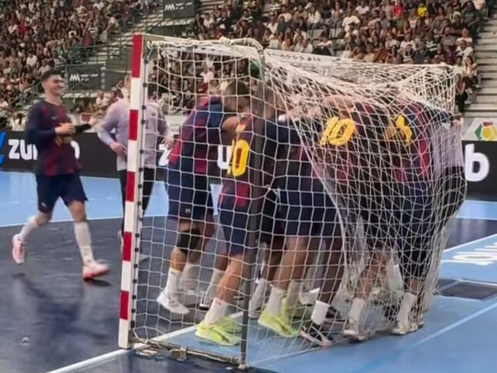 Liðsfélagarnir hópuðust að Viktori Gísla Hallgrímssyni eftir vítið sem hann varði í gær, sem tryggði Barcelona titil.