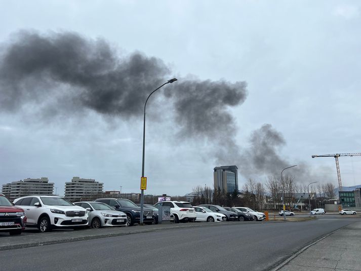 Mikinn reyk mátti sjá við Engjateig um klukkan 10.30 í morgun.