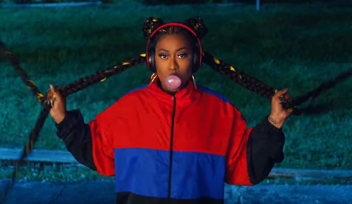 Missy Elliott stimplar sig rækilega inn í tónlistarsenuna á ný með litríku og skapandi myndbandi og nýrri plötu.