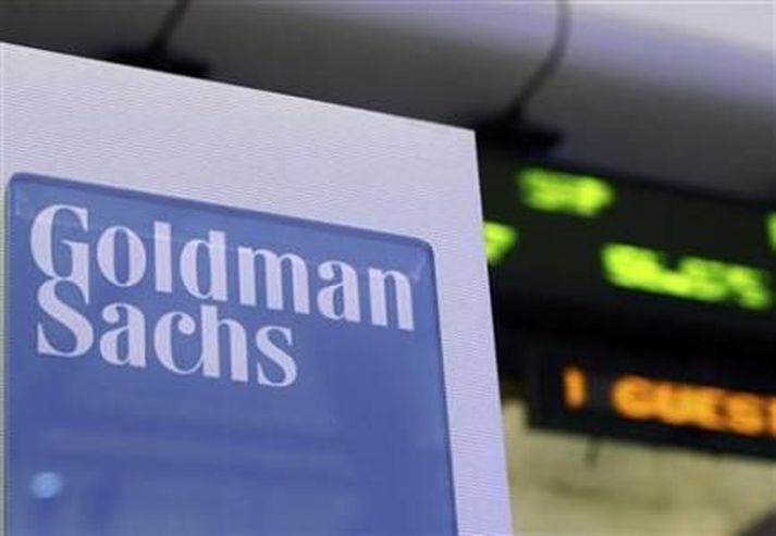 Goldman Sachs telur að hráolíuverð gæti náð allt að 105 Bandaríkjadölum á síðustu mánuðum ársins, en Brent-hráolía hefur sveiflast í kringum 80 Bandaríkjadali að undanförnu.