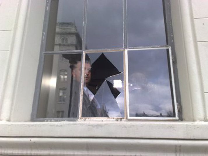 Rúða var brotin í Domkirkjunni. Mynd/ Vilhelm.