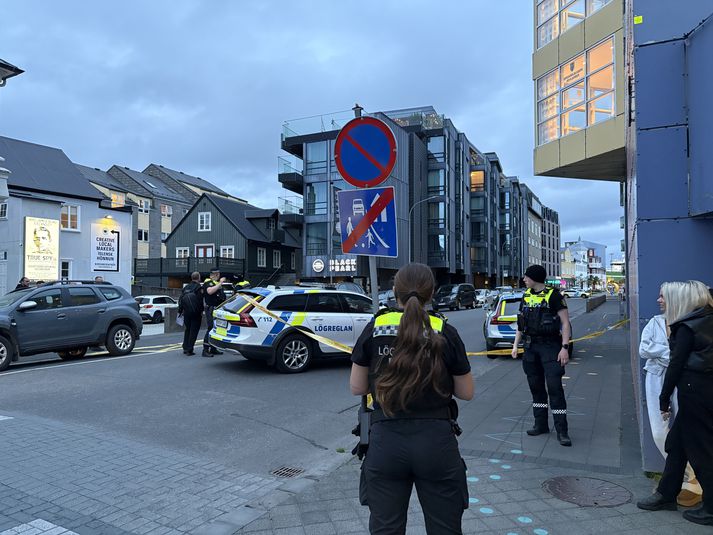 Fjöldi lögregluþjóna var á vettvangi í aðgerðinni sem stóð yfir í tæpan klukkutíma.