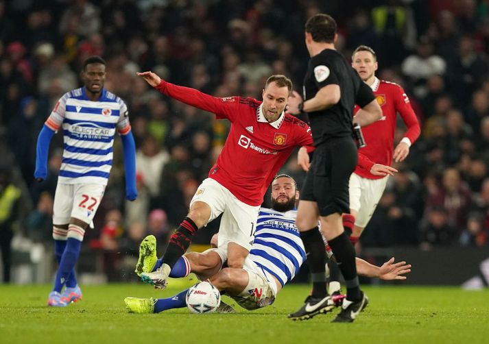 Christian Eriksen yfirgaf leikvanginn á hækjum eftir þessa tæklingu Andy Carroll, í bikarsigri Manchester United um helgina.