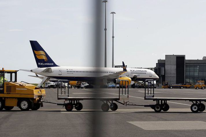 Komust inn á flughlað Mennirnir sem hugðust smygla sér með með vél Icelandair til Kaupmannahafnar klifruðu yfir girðingu og komust þannig upp í vélina.fréttablaðið/valli