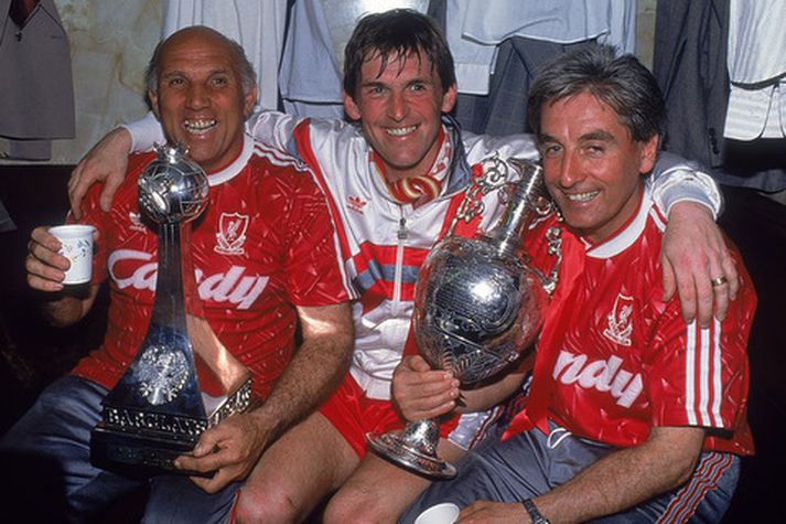 Kenny Dalglish fagnar titlinum með Liverpool árið 1990.