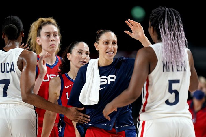 Diana Taurasi og Sue Bird fagna félögum sínum í bandaríska liðinu á Ólympíuleikunum í Tókýó.