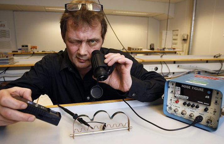 Gaumgæfir hér kopargreiðu, sem hann segir selda á 55.000 krónur. Hana kosti skamma stund og innan við þúsund krónur að búa til.Fréttablaðið/pjetur