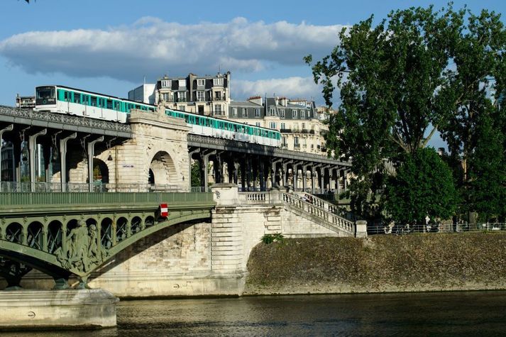 Bir Haken brúin í París.