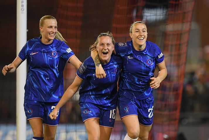Chelsea fagnar sigurmarki Lucy Bronze í kvöld.