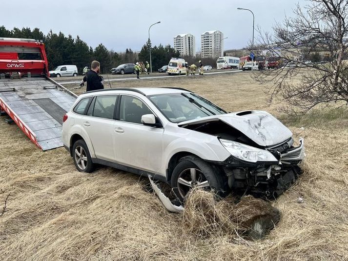 Bíllinn hafnaði utan vegar. 