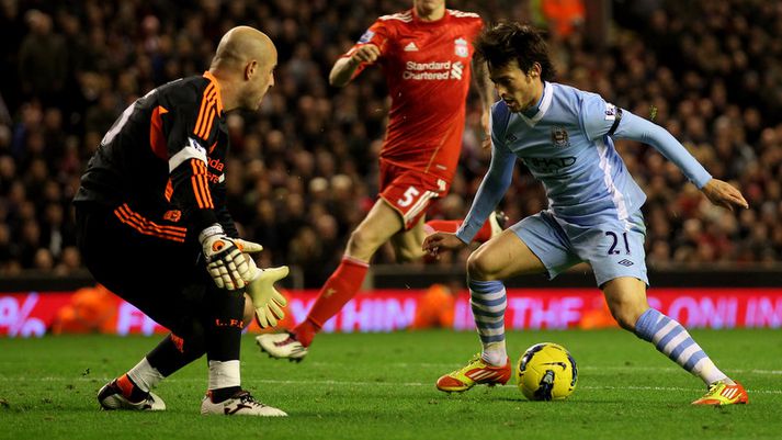 Pepe Reina einn á móti David Silva.