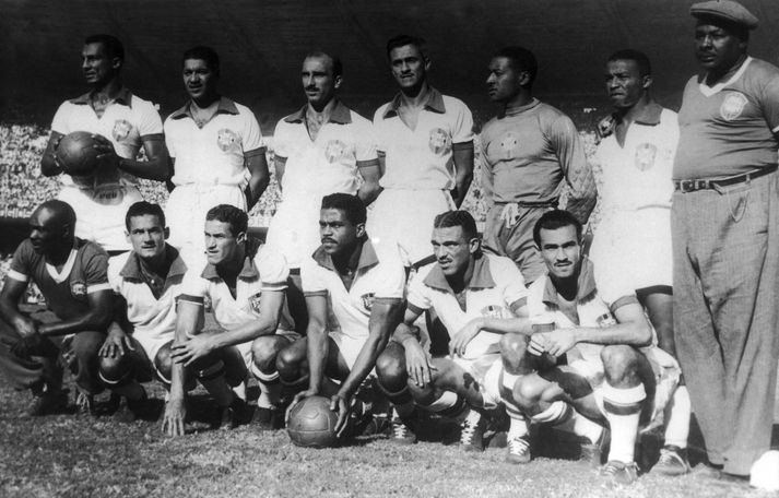 Heimsmeistaramótið 1950 var síðasta HM þar sem Brasilíumenn léku í hvítum treyjum með bláum krögum. Eftir áfallið á Maracanã-leikvanginum 1950 tóku þeir upp heimsfrægan búning sinn með gulum treyjum, bláum buxum og hvítum sokkum.