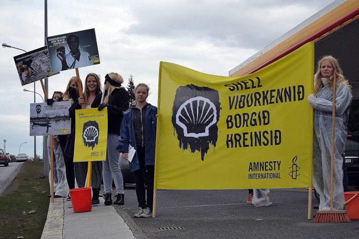 Mótmælt Hópurinn lét til sín taka við bensínstöð Skeljungs við Vesturlandsveg.mynd/amnesty