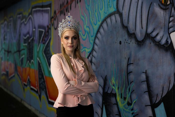 Miss Universe Iceland 2021, Elísa Gróa Steinþórsdóttir, keppir í sinni áttundu fegurðarsamkeppni í næsta mánuði.