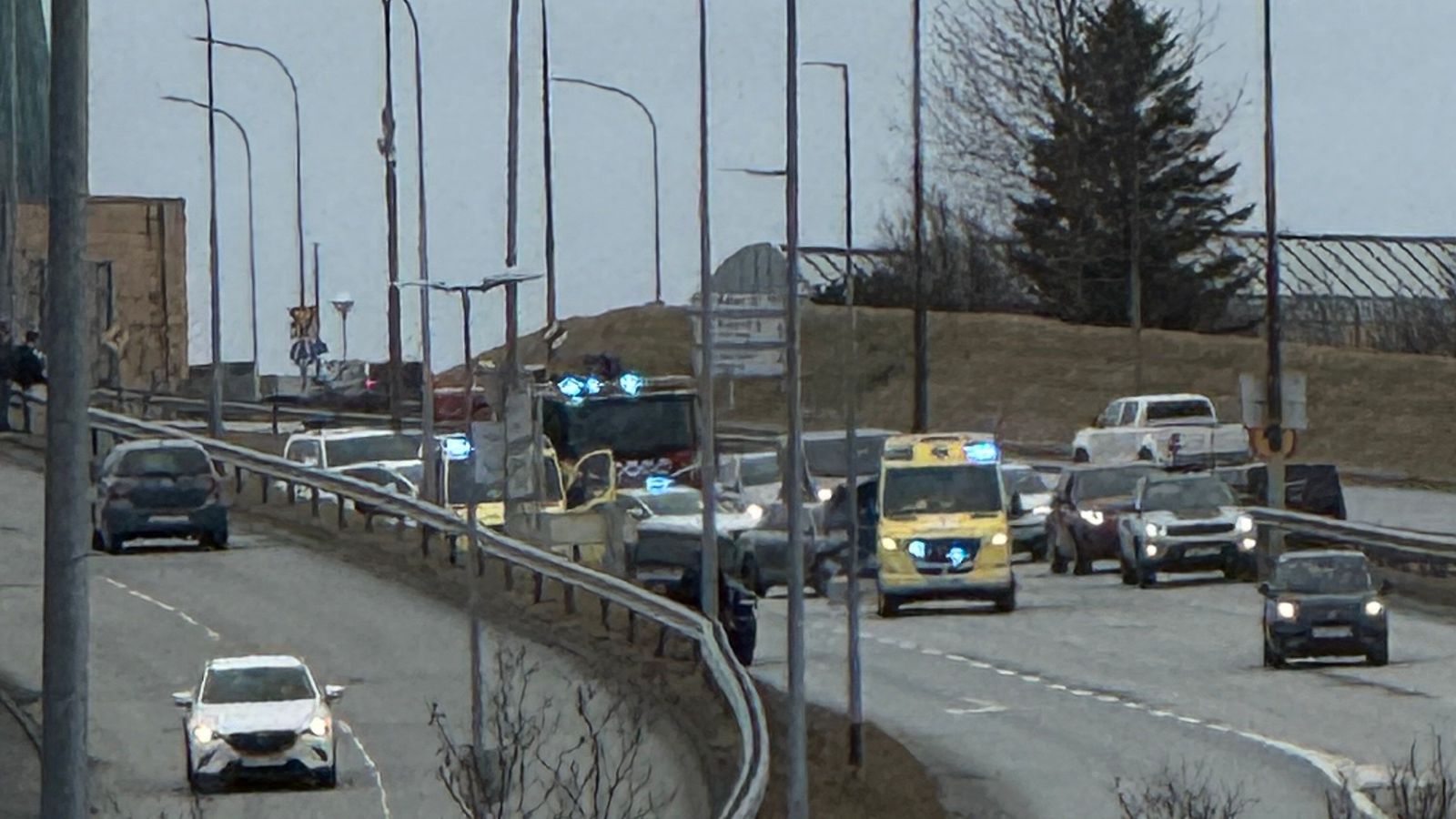 Einn fluttur á slysa­deild eftir á­rekstur