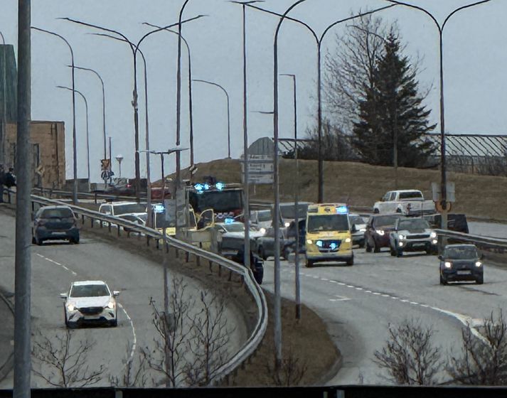 Tveir bílar höfnuðu saman á Hafnarfjarðarvegi.