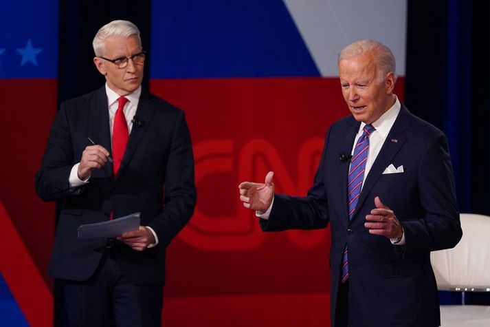 Joe Biden og sjónvarpsmaðurinn Anderson Cooper á borgarafundinum í gær.