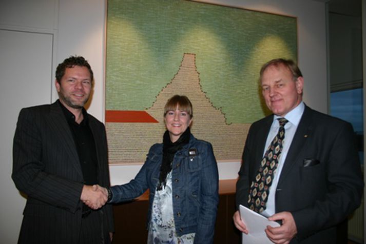 Arnar Bjarnason f.h. Fraktmiðlun, Anna Katrín Halldórsdóttir framkvæmdastjóri Markaðs og sölusviðs Íslandspósts, Ingimundur Sigurpálsson, forstjóri Íslandspósts.