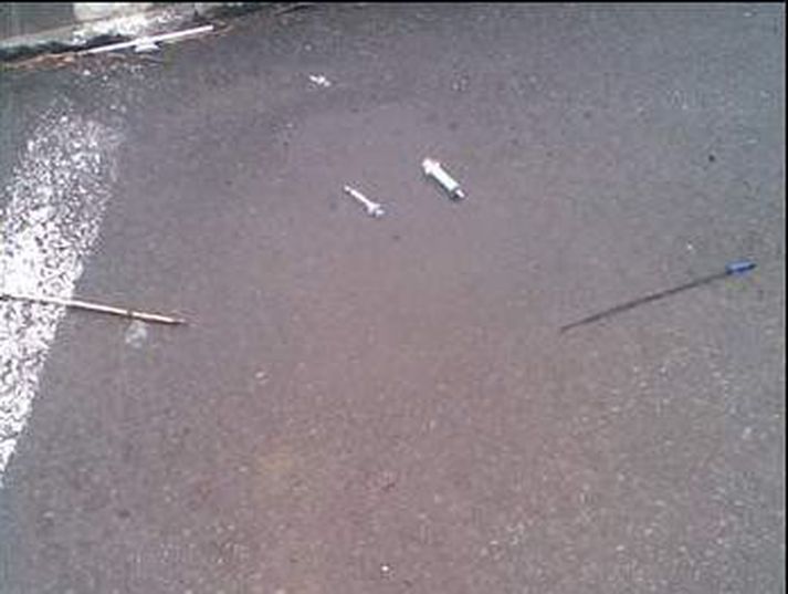 Nálarnar sem fundust á bílastæðinu í dag.