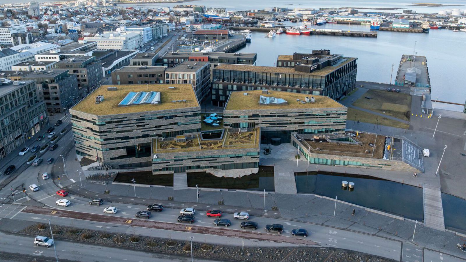 Sendi­herrum og skrif­stofu­stjórum stokkað