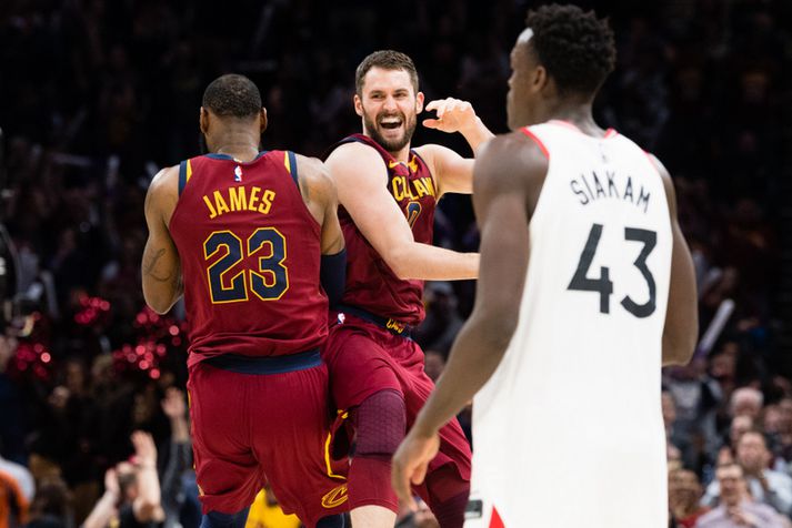 LeBron James og Kevin Love fagna sigri í nótt.