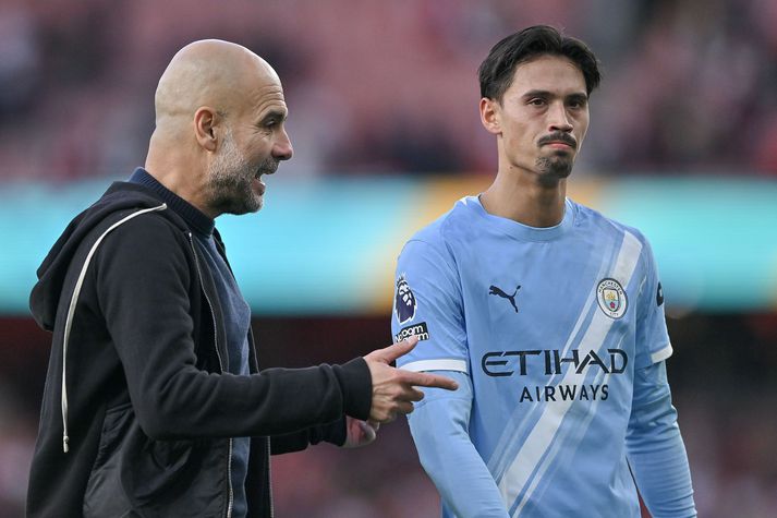 Pep Guardiola, knattspyrnstjóri Manchester City, ræðir við Tijjani Reijnders.