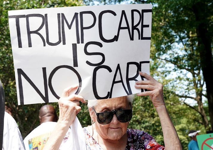 Andstæðingar sjúkratryggingafrumvarpsins sem hefur verið nefnt Trumpcare eftir forsetanum hafa mótmælt fyrir utan Hvíta húsið.