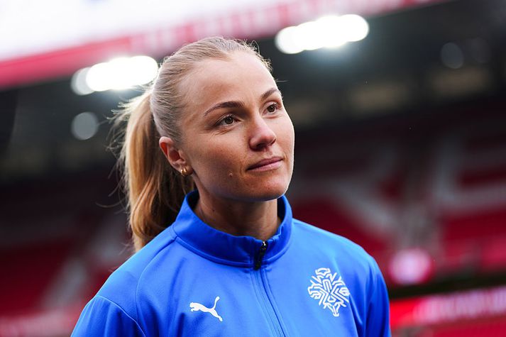 Glódís Perla Viggósdóttir leiðir Ísland inn á Laugardalsvöllinn á morgun gegn sjálfum heimsmeisturum Spánar.