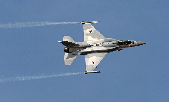 Furstadæmin notast meðal annars við bandarískar F-16 og franskar Mirage herþotur. Þetta er F-16.