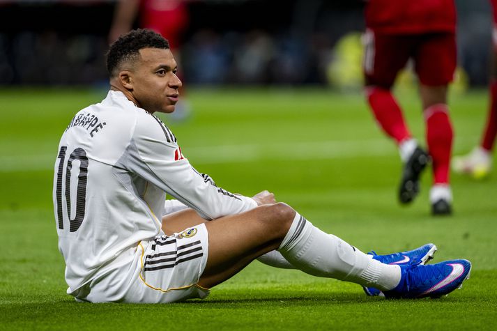 Kylian Mbappé var slæmur í vinstra hnénu en ekki í því hægra.