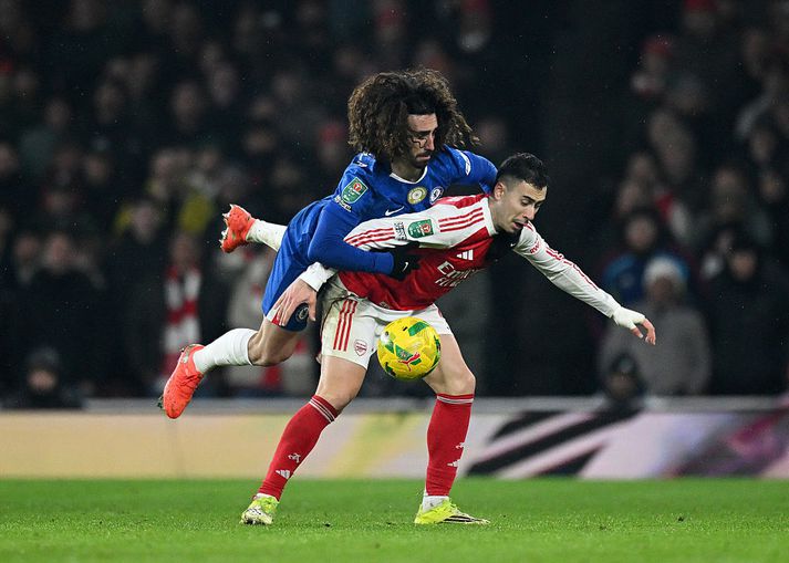 Gabriel Martinelli með Marc Cucurella á bakinu í leiknum í kvöld.