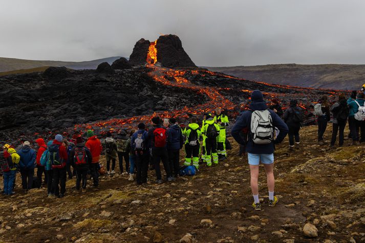 Talið er að þúsundir hafi lagt leið sína á gosstöðvarnar um helgina. Myndin er tekin í gærdag en í gærkvöldi fór veður mjög að versna á svæðinu og þurftu björgunarsveitarmenn að aðstoða fjölda fólks sem lenti í miklum vandræðum.