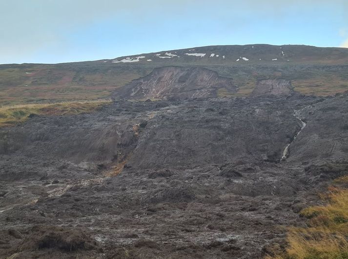 Skriður féllu í nótt við bæinn Þóroddsstaði í Útkinn.