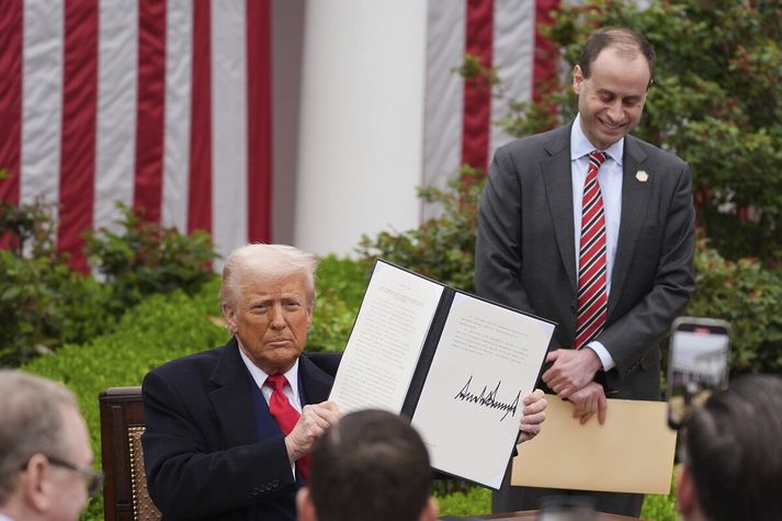 Donald Trump og Will Scharf, ritari hans, í Rósagarðinum við Hvíta húsið í gær.