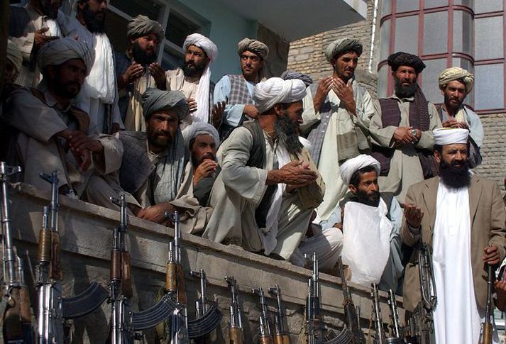 Vígreifir talibanar Skæruliðar talibana biðjast fyrir í Herat í A-Afganistan í gær.