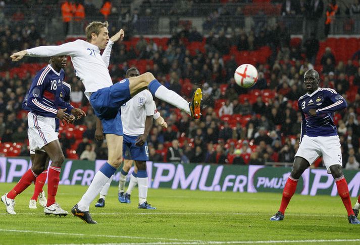 Peter Crouch skorar hér á móti Frökkum.